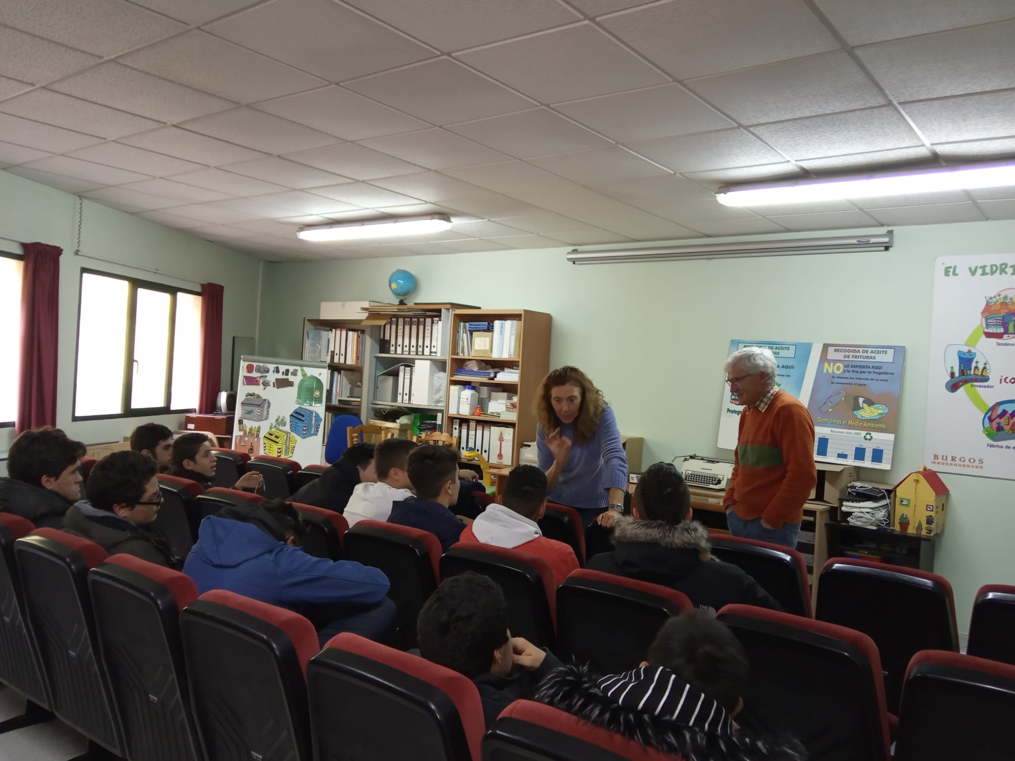 LOS ALUMNOS DE 1º FPB VISITAN EL PUNTO LIMPIO